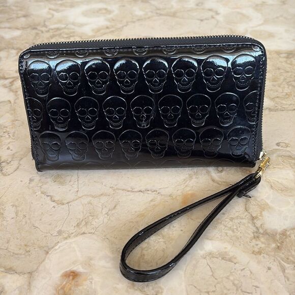 Betsey Johnson Black Skulls Zip Around Wristlet Wallet - Picture 3 of 12
